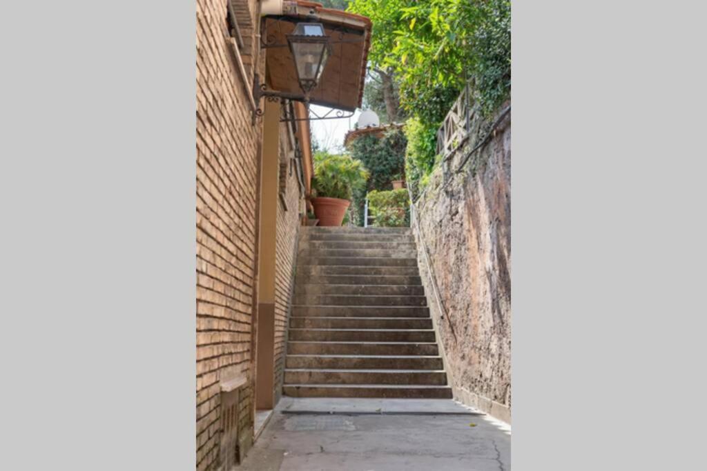 Elegante open space con vasca idromassaggio a Trastevere Esterno foto