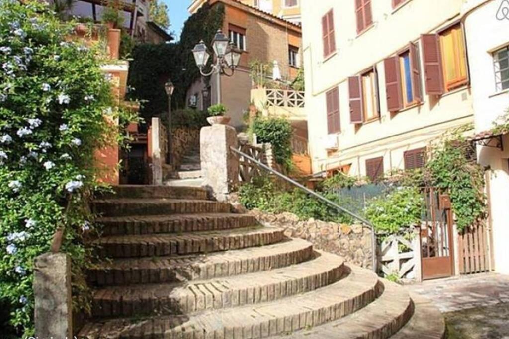 Elegante open space con vasca idromassaggio a Trastevere Esterno foto