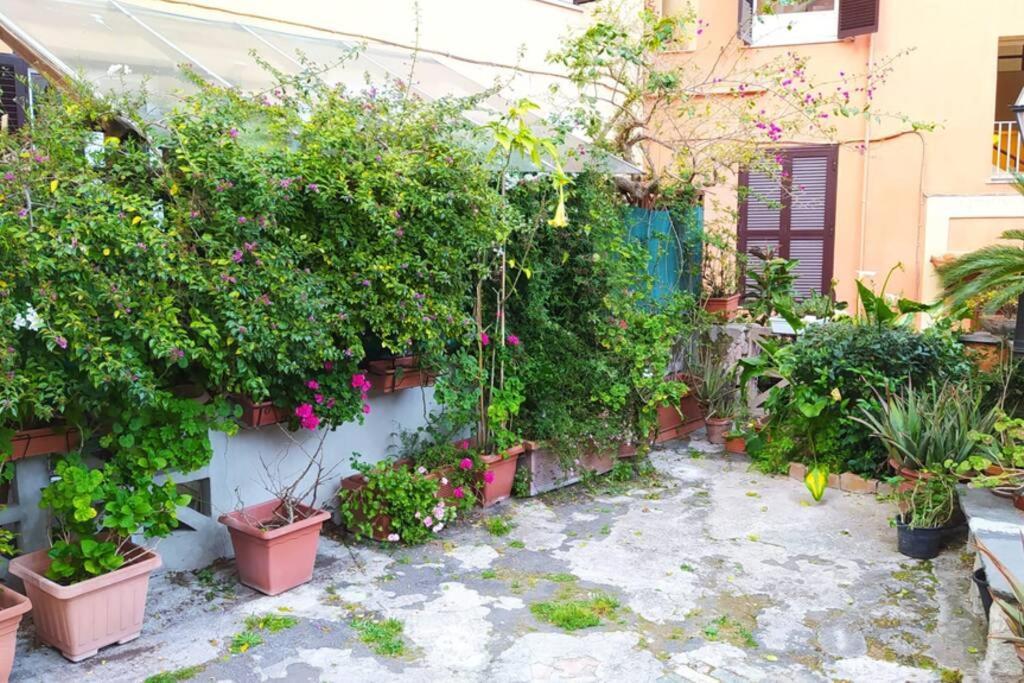 Elegante open space con vasca idromassaggio a Trastevere Esterno foto