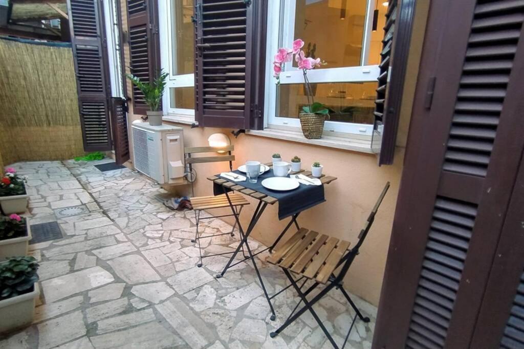 Elegante open space con vasca idromassaggio a Trastevere Esterno foto